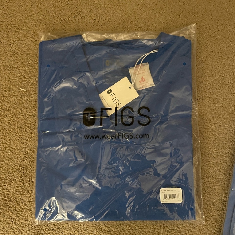 Fibgs scrub top